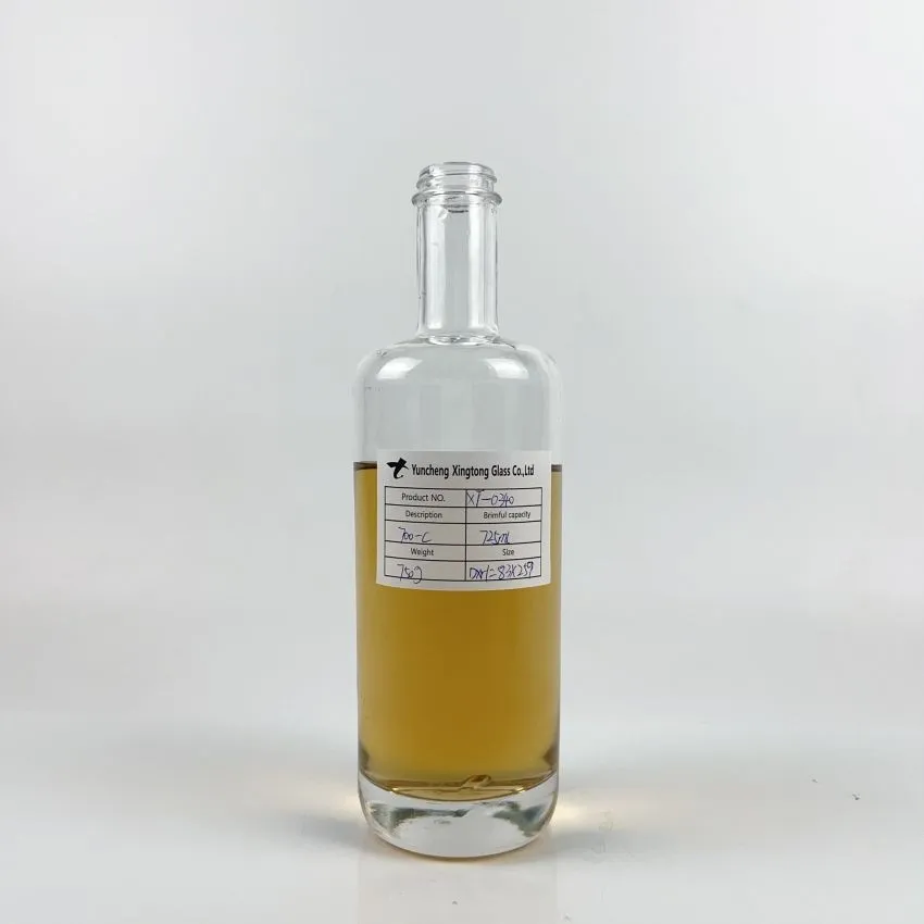 700 ml 750 g Elegantiškas apvalus plokščias petys storu dugnu degtinės viskio brendžio džino stiklinis butelis su užsukamu dangteliu